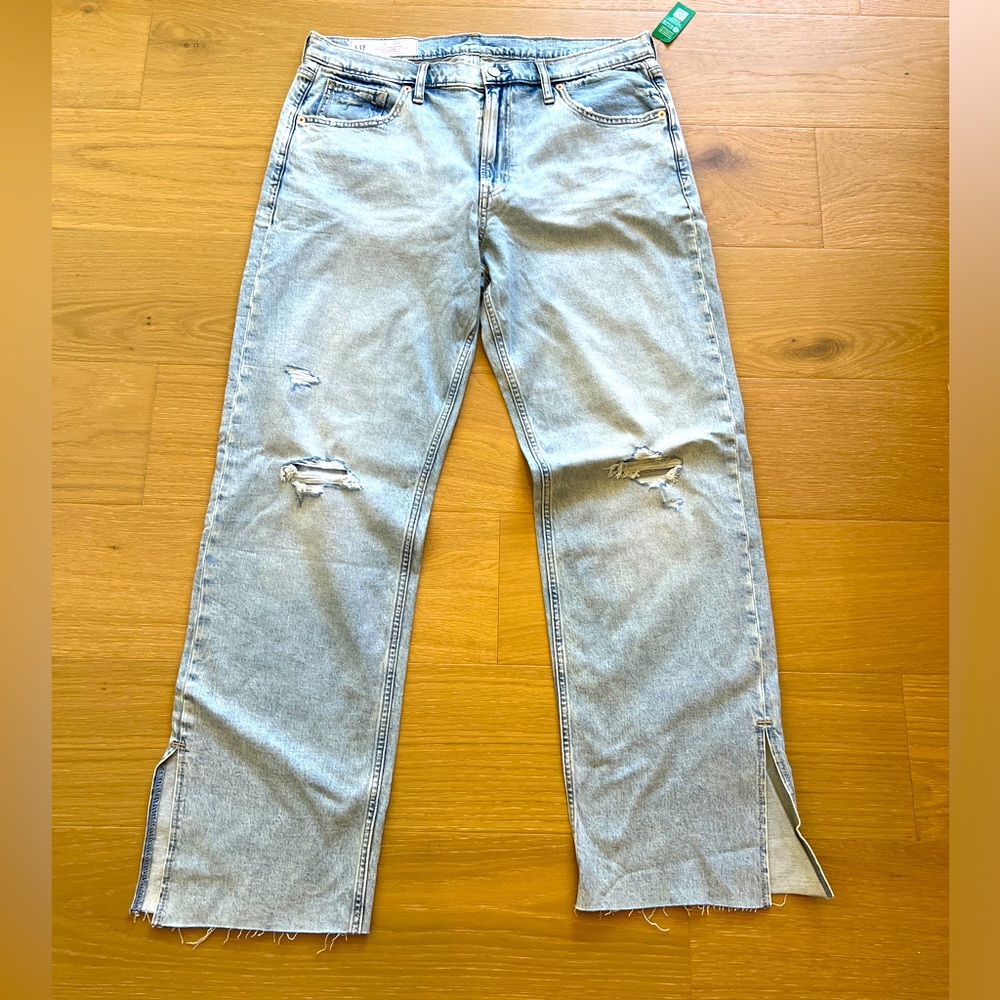 New with tags!90s loose mid-rise light wash jeans with stylish slits at ankles.